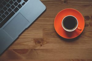 bloggen met een kop koffie