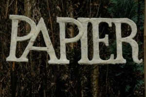 De letter "papier in beweging" in handgemaakt papier